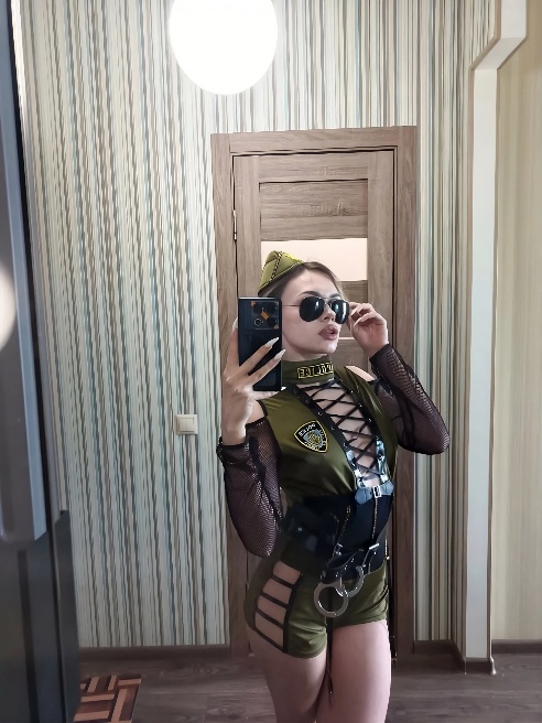 Здравствуйте, меня зовут Валерия 🥰 многие меня считают строгой🥸 и сексуальной училкой  👩🏫 на самом деле во мне кроется нежность 😌 и сексу...