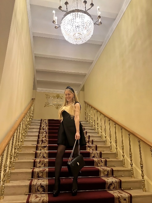Историк-искусствовед ,  специализируюсь исключительно на шедеврах 🥰  

