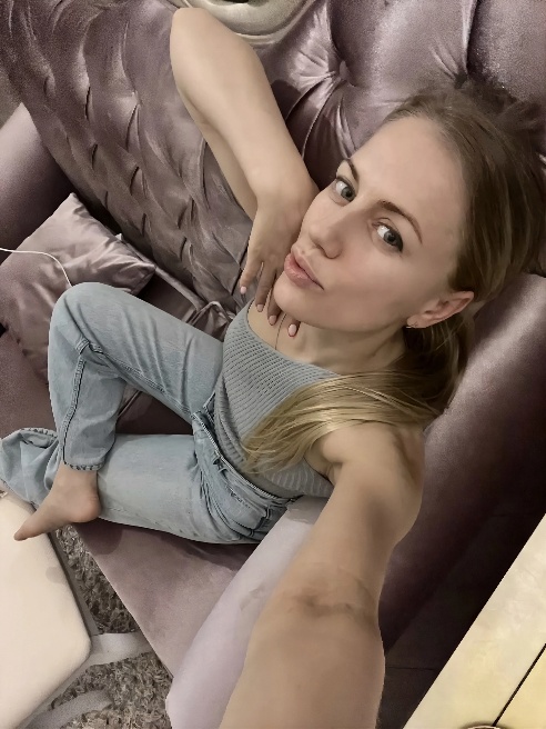 Историк-искусствовед ,  специализируюсь исключительно на шедеврах 🥰  

