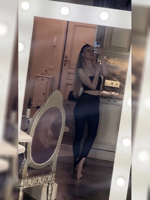Историк-искусствовед ,  специализируюсь исключительно на шедеврах 🥰  

