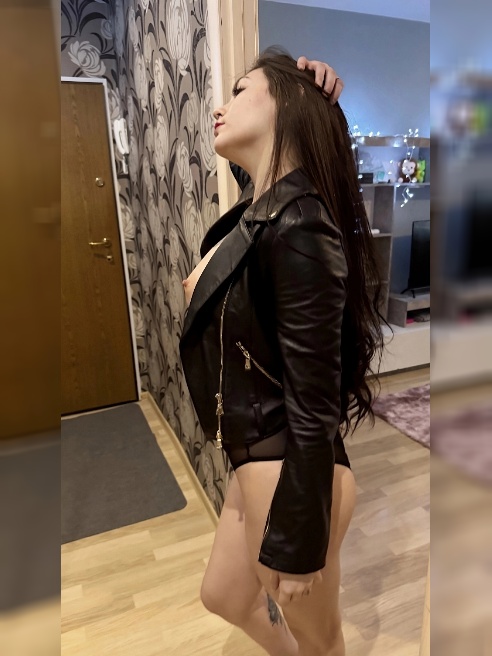 Привет ! Лови Новые фоточки без ретуши и сделаны на телефон ! Никаких студий и проф освещения 🔥.  Могу одеть что то из  белья как на фот...