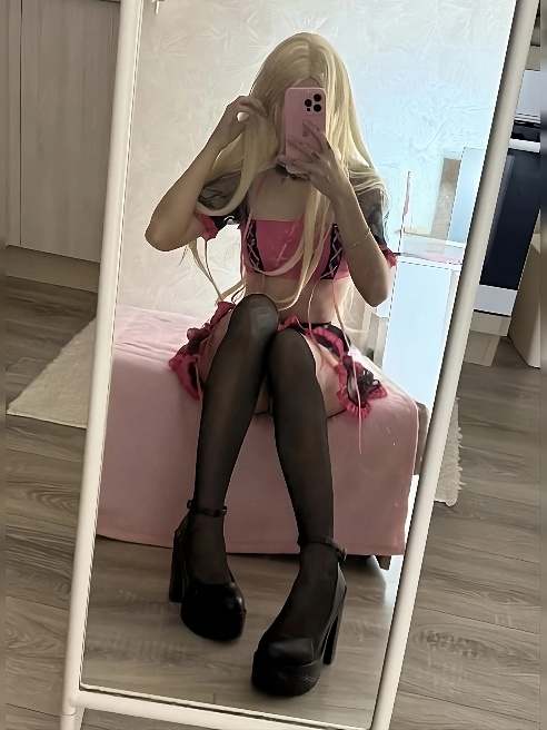 Привет! 🎀
Я хорошенькая блондинка, у меня много пирсинга: на язычке и даже несколько в интимном месте (том самом? узнай лично!)