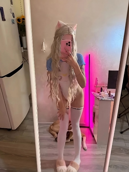 Привет! 🎀
Я хорошенькая блондинка, у меня много пирсинга: на язычке и даже несколько в интимном месте (том самом? узнай лично!)