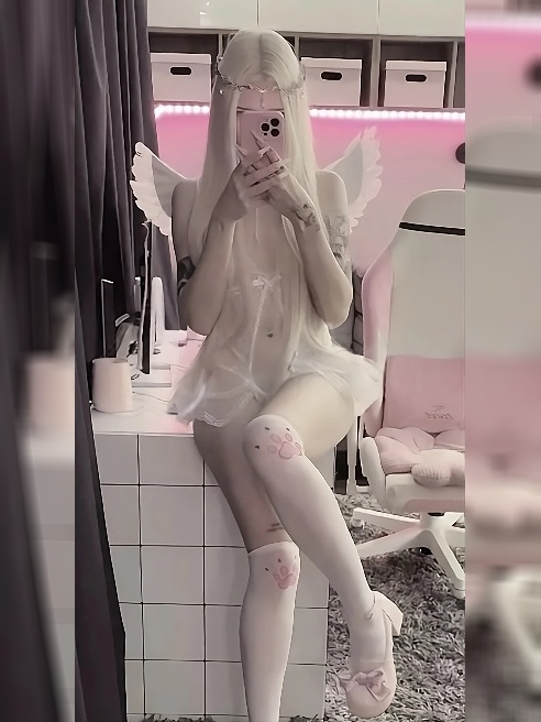 Привет! 🎀
Я хорошенькая блондинка, у меня много пирсинга: на язычке и даже несколько в интимном месте (том самом? узнай лично!)
