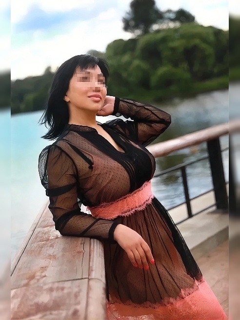 Твоя похотливая милфа ждет тебя -и у нее нет времени на нежности .Правила просты :делай ,что говорят ,и получи награду .Не медли …Целуй м... Твоя похотливая милфа ждет тебя -и у нее нет времени на нежности .Правила просты :делай ,что говорят ,и получи награду .Не медли …Целуй м...