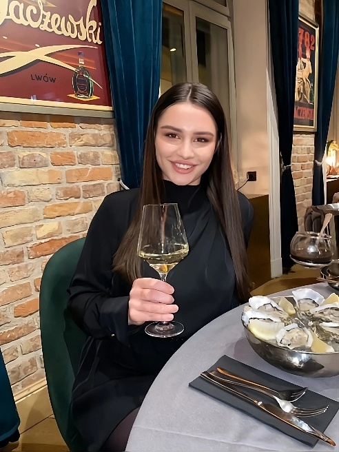 Привет, я Настя! 💋 Очаровательная, нежная и полная страсти, я готова подарить тебе незабываемые мгновения.Готов окунуться в мир..