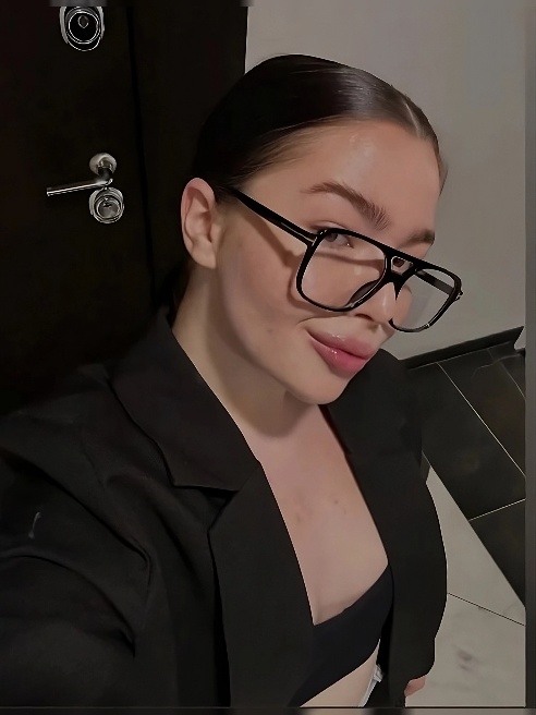 Привет, я Илиада! 💋 Завораживающая, страстная и нежная, я готова открыть для тебя мир удовольствий, о которых ты даже не мечтал.