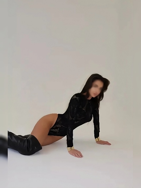 Привет💋
Меня зовут Алиса , я тут новенькая🤗Ну ты же меня всему научишь ? Я буду послушной и старательной🫦