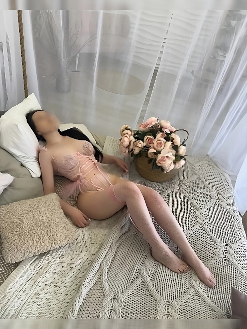 Меня зовут Крис, я тут новенькая😇, обожаю секс в свои 18🎀 так как его не любит никто. Меня зовут Крис, я тут новенькая😇, обожаю секс в свои 18🎀 так как его не любит никто.