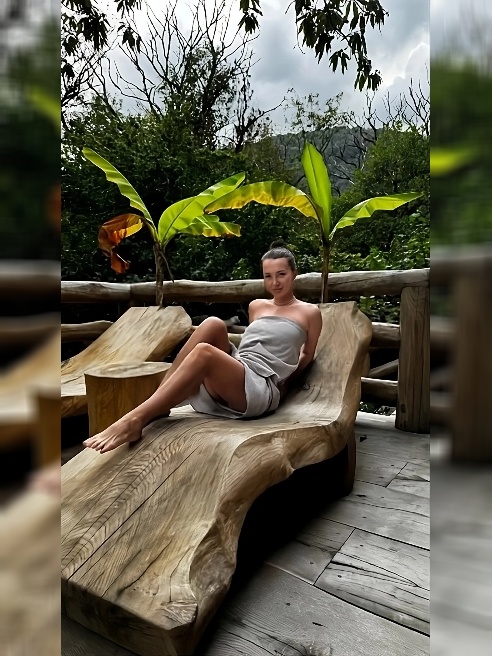 Я сексуальная брюнетка с дьявольски красивыми формами и взглядом, от которого у тебя плавятся мысли 🧡😻