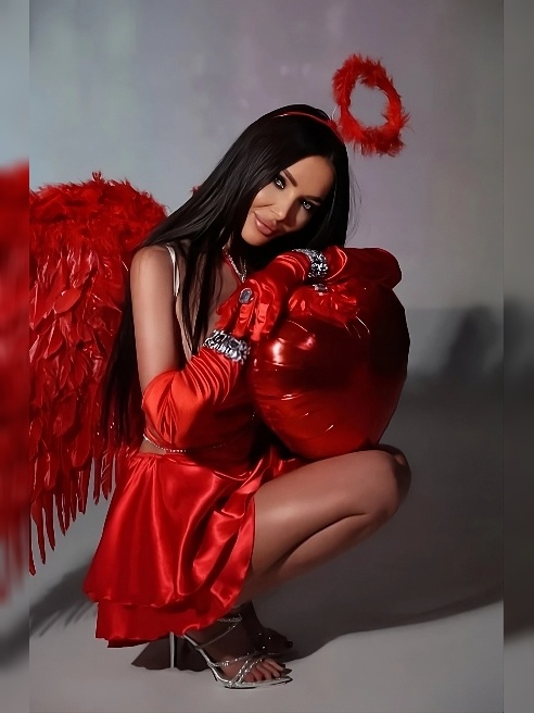 Я сексуальная брюнетка с дьявольски красивыми формами и взглядом, от которого у тебя плавятся мысли 🧡😻