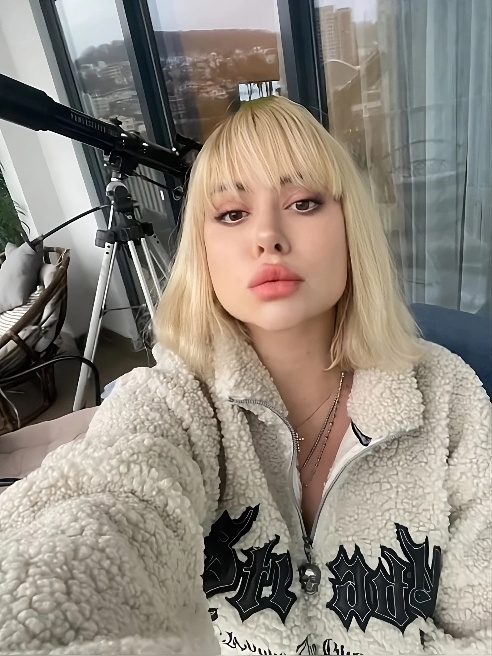 Привет, я Анфиса! 💋 Я воплощение страсти и нежности, готова сделать каждую минуту с тобой особенной. Давай забудем обо всём и...