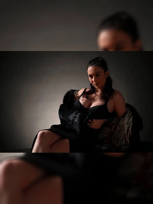 Здравствуйте, дорогие мужчины 🥰
Меня зовут Алиса! Спасибо, что заглянули в мою анкету.