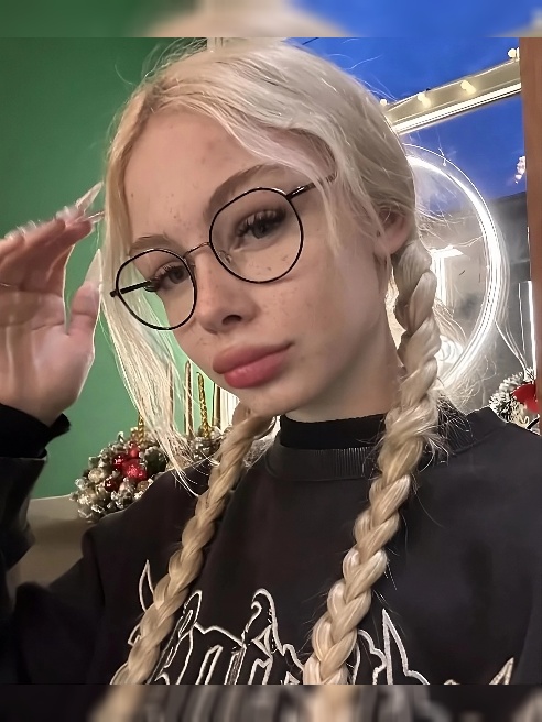Прекрасная девушка с милой улыбкой❤️