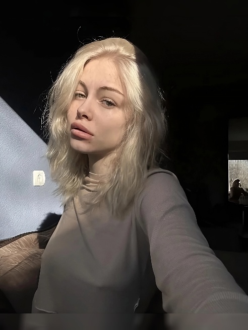 Прекрасная девушка с милой улыбкой❤️