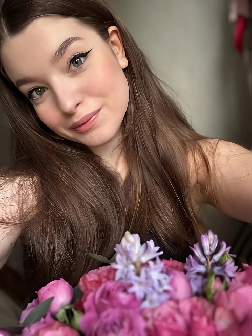 Аленький цветочек среди колючих роз! Аленький цветочек среди колючих роз!
