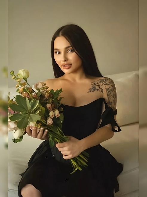 Тёплый полумрак, чувственный аромат, лёгкий шелк на моей коже. Я смотрю на тебя, ожидая, когда ты поддашься этому моменту.
