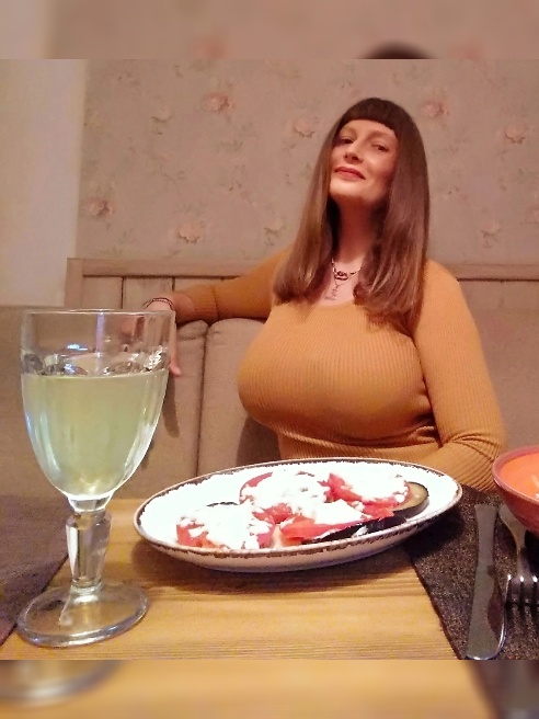 Порноактриса в прошлом.

Milf Tits."Мама Стифлера"

Для перезагрузки души,ума и тела. Душевно, уютно, горячо, весело и интересно.Умею и...