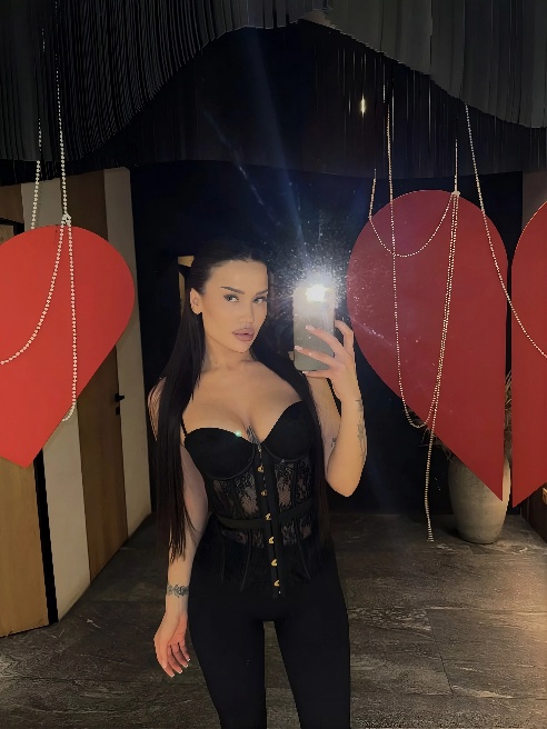 Привет, познакомимся? 💦😇



Я Аня - яркая, жаркая, сочная и игривая 😈 👅девушка с красивой  фигурой и тату.



Обо мне

Молода, красива и...