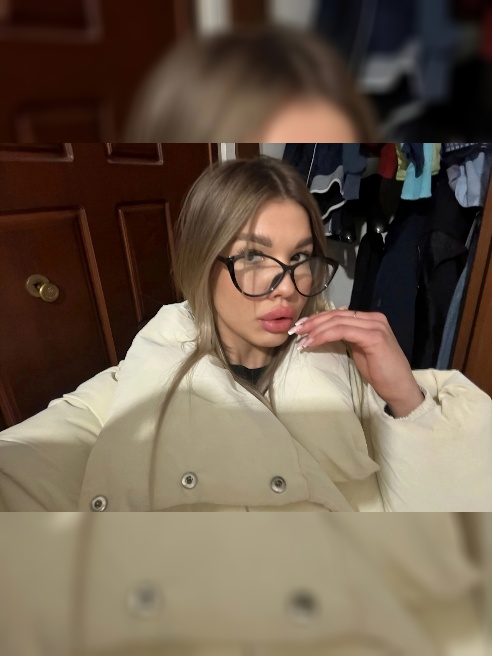 Я молодая и красивая,приехала не так давно в Москву, учусь и работаю официанткой,я всегда любила смотреть фильмы связанные с сексом , нап...