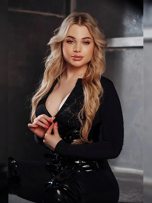 Я играю с тобой, чувствуя, как ты сгораешь от нетерпения… 😏 Мои движения — это вызов, мои губы — это обещание. Я дразню, заставляя тебя ж... Я играю с тобой, чувствуя, как ты сгораешь от нетерпения… 😏 Мои движения — это вызов, мои губы — это обещание. Я дразню, заставляя тебя ж...