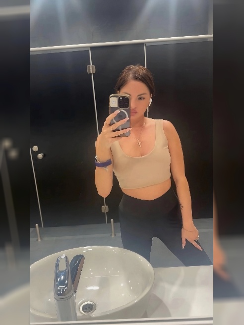 Та самая малышка из Сочи🩷😈 Приезжай ко мне в гости 😍😏😈 Я с нетерпением жду момента, когда ты снимешь с меня 👗 платье и увидишь мое тело в...