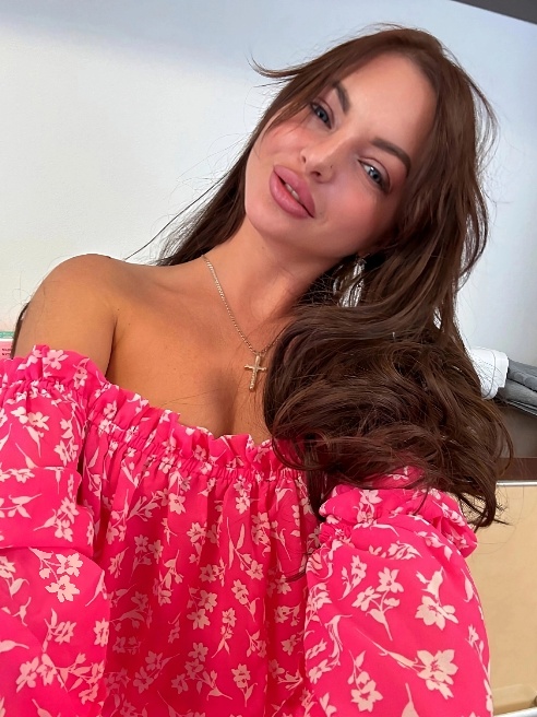 Та самая малышка из Сочи🩷😈 Приезжай ко мне в гости 😍😏😈 Я с нетерпением жду момента, когда ты снимешь с меня 👗 платье и увидишь мое тело в...