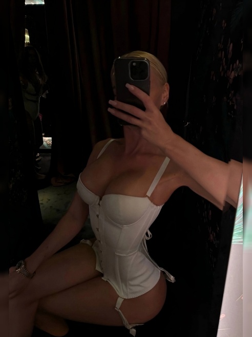All NATURAL. Идеальное тело. Настоящие неподдельные оргазмы, сквирт...

Своя натуральная грудь 4-го размера, тонкая талия, шикарная попа...