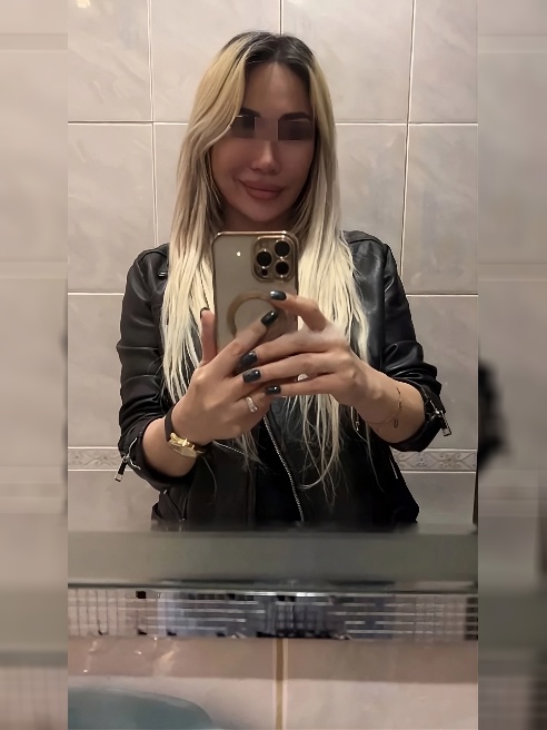 Я — Николь, горячая блондинка, которая живет на грани желания и наслаждения, для которой каждая встреча — это игра огня и бури эмоций. Я... Я — Николь, горячая блондинка, которая живет на грани желания и наслаждения, для которой каждая встреча — это игра огня и бури эмоций. Я...