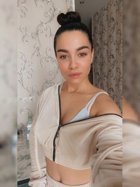 Я могу выглядеть невинной, но поверьте мне, во мне нет ничего невинного! Мне нравится играть со своим телом, сосать, дарить, а главное –...