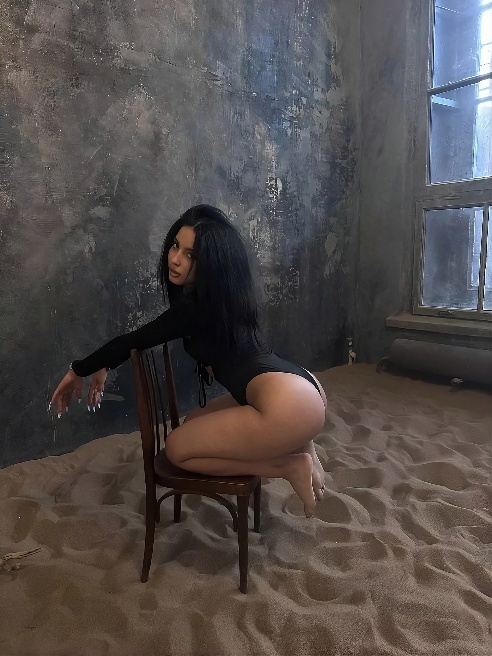💃The way you shake it
I can't believe it
I ain't never seen an ass like that
The way you move it
You make my peepee go DOING DOING DO... 💃The way you shake it
I can't believe it
I ain't never seen an ass like that
The way you move it
You make my peepee go DOING DOING DO...