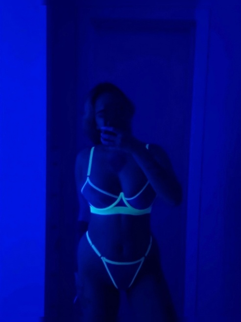Обворожительная красотка 😇

Облик ангела ,но привкус дьявола 😈

Я чувствую человеку кожей и сливаюсь с ним 🥀

Люблю пробовать что-то ново...