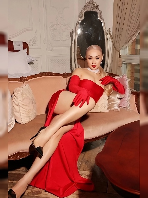 Ты заметил, как мои глаза ищут твой взгляд? 😘 Это не случайность. Каждое моё движение — это игра, и ты уже её часть