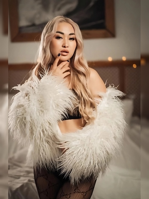 Ты заметил, как мои глаза ищут твой взгляд? 😘 Это не случайность. Каждое моё движение — это игра, и ты уже её часть