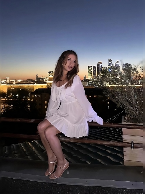 Привет ! Меня зовут Карина , мне 20 лет , я студентка,блогер, в прошлом занималась художественной гимнасткой. Привет ! Меня зовут Карина , мне 20 лет , я студентка,блогер, в прошлом занималась художественной гимнасткой.