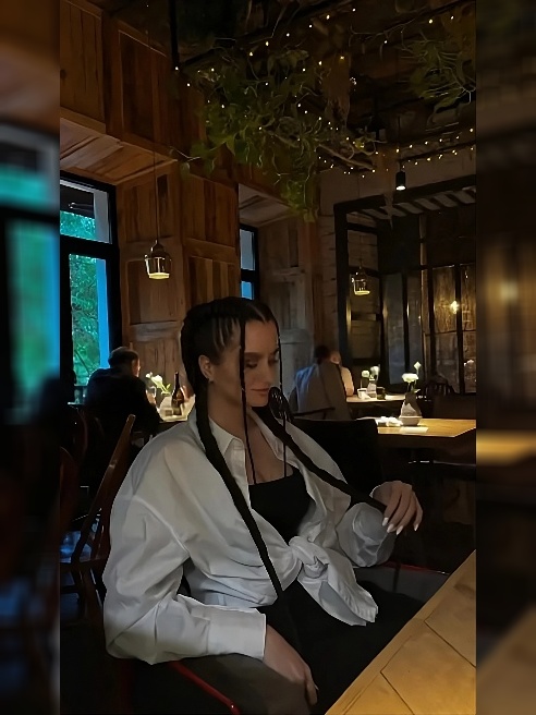 Красивая брюнетка с голубыми глазами! 💕
МБР , и поцелуи включены 💋)