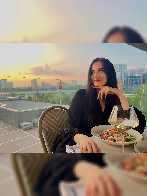 Красивая брюнетка с голубыми глазами! 💕
МБР , и поцелуи включены 💋)