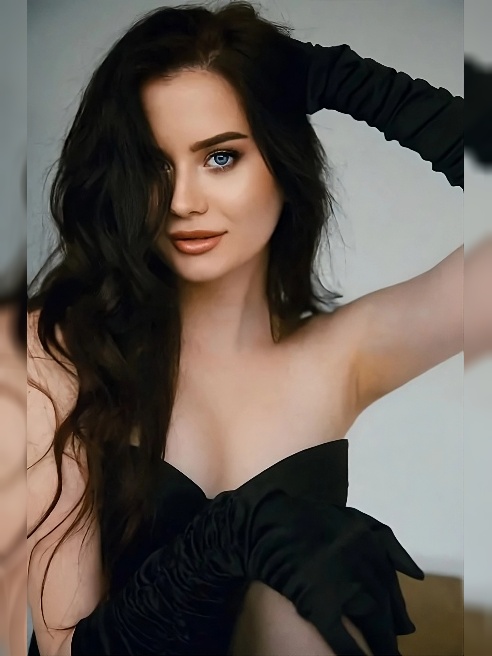 Красивая брюнетка с голубыми глазами! 💕
МБР , и поцелуи включены 💋)