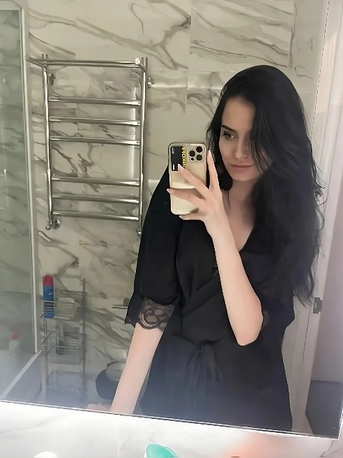 Красивая брюнетка с голубыми глазами! 💕
МБР , и поцелуи включены 💋)