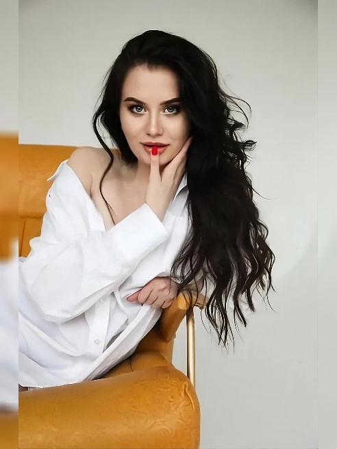 Красивая брюнетка с голубыми глазами! 💕
МБР , и поцелуи включены 💋)
