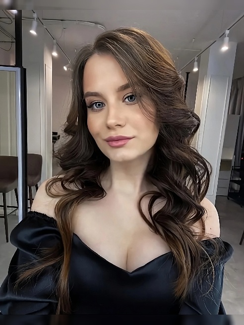 Красивая брюнетка с голубыми глазами! 💕
МБР , и поцелуи включены 💋)