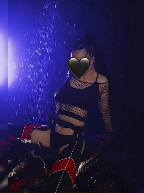 Я - та самая необыкновенная девушка, встречу с которой ты запомнишь 😈❤️ 
О себе в трех словах? Страстная, игривая, умная.