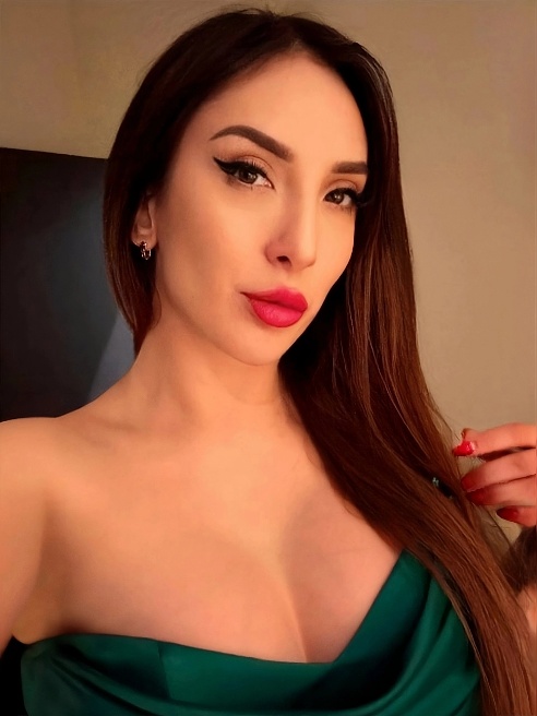 Пламя желания 🔥💋

Я подхожу ближе, позволяя тебе почувствовать жар моего тела… мои губы так близко к твоим, но я еще не позволяю им сопр...