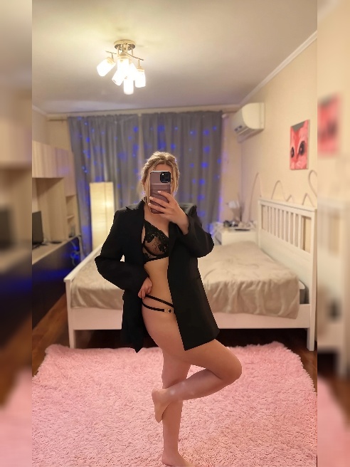 Я — Регина, девушка с утонченной фигурой и пухлыми губами, что притягивают и манят к себе. Мой невысокий рост придаёт мне особое очарован...