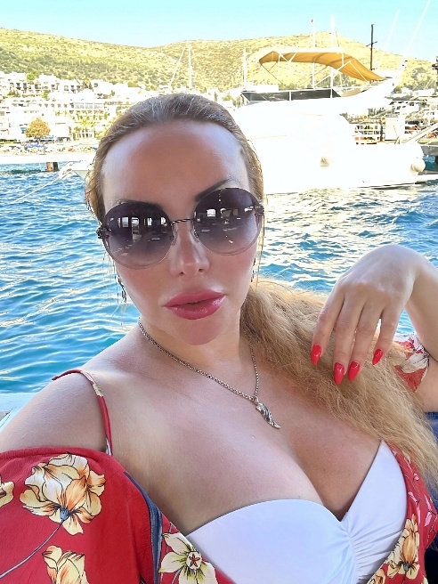 Открыта для длительных взаимовыгодных отношений GFE  

Встречаюсь исключительно под прекрасное настроение и при ментальном возбуждении:-...