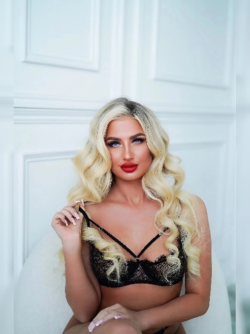 Эта ночь будет принадлежать только нам. 💋🔥 Я хочу почувствовать тебя рядом, каждое твоё движение, каждый шёпот, который пробуждает во мне...