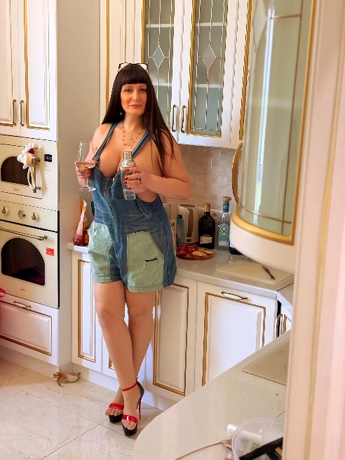 Порноактриса в прошлом.

Milf Tits."Мама Стифлера"

Для перезагрузки души,ума и тела.Ну,что поиграем ?

Для душевного,горячего общения.По...