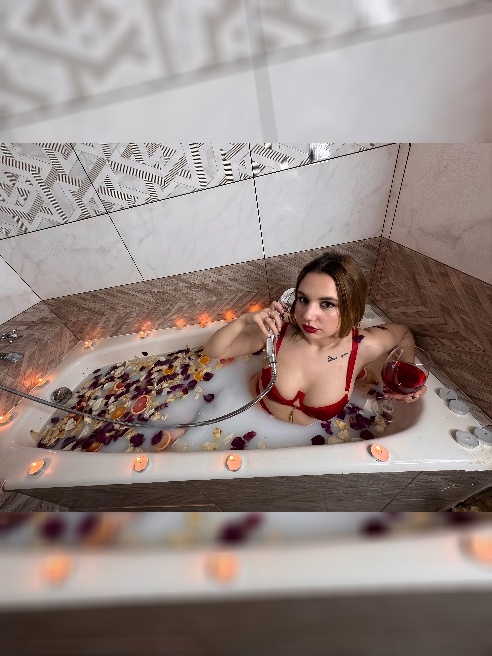 Не много о себе: совсем не давно отучилась на визажиста, хочу отучиться на бровиста и на мастера наращивание ресниц, после открыть свою с...