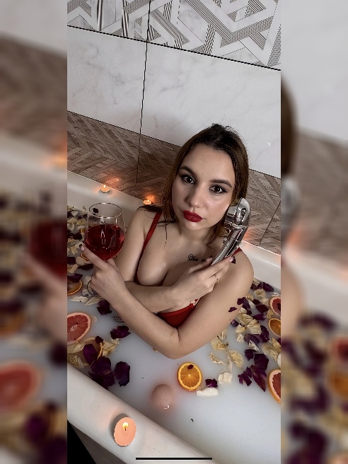 Не много о себе: совсем не давно отучилась на визажиста, хочу отучиться на бровиста и на мастера наращивание ресниц, после открыть свою с...