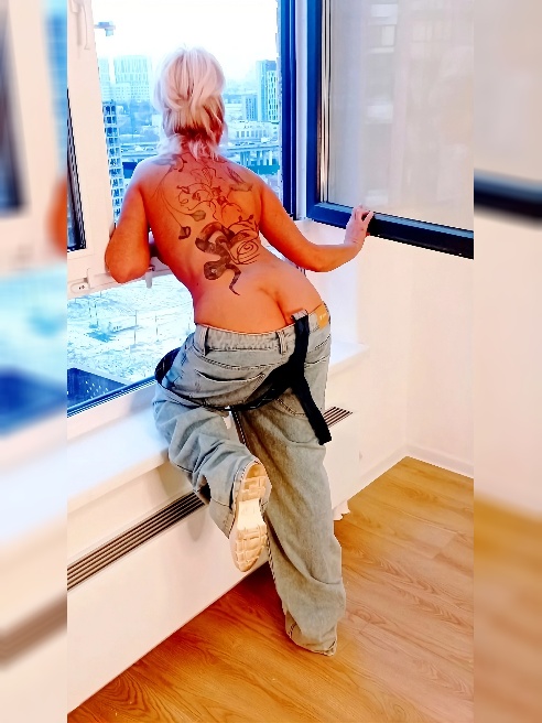С голой женщиной трудно спорить.